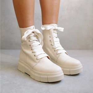 ALOHAS Can Can Boots